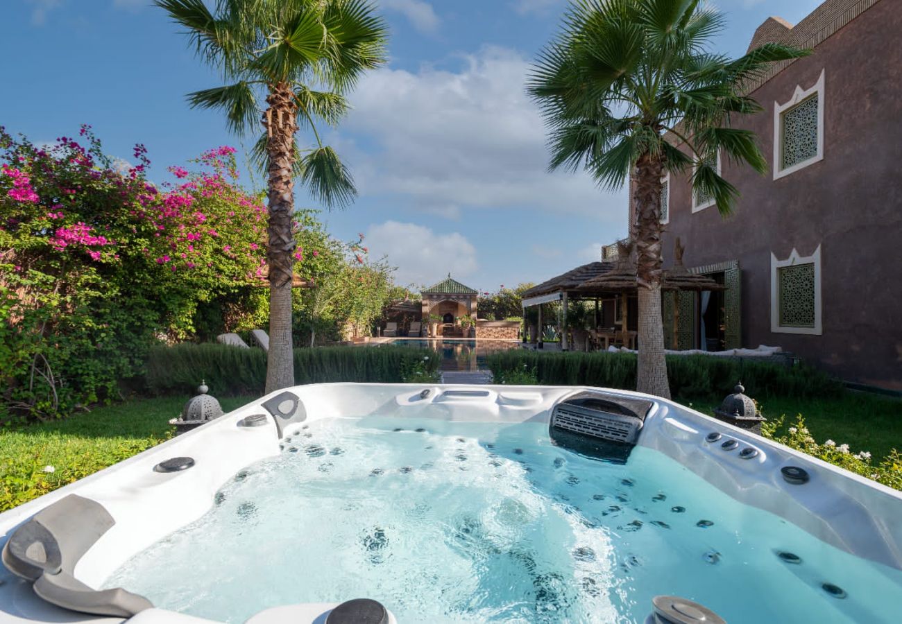 Villa à Marrakech - Dar KALYCA, villa traditionnelle de luxe avec piscine chauffée